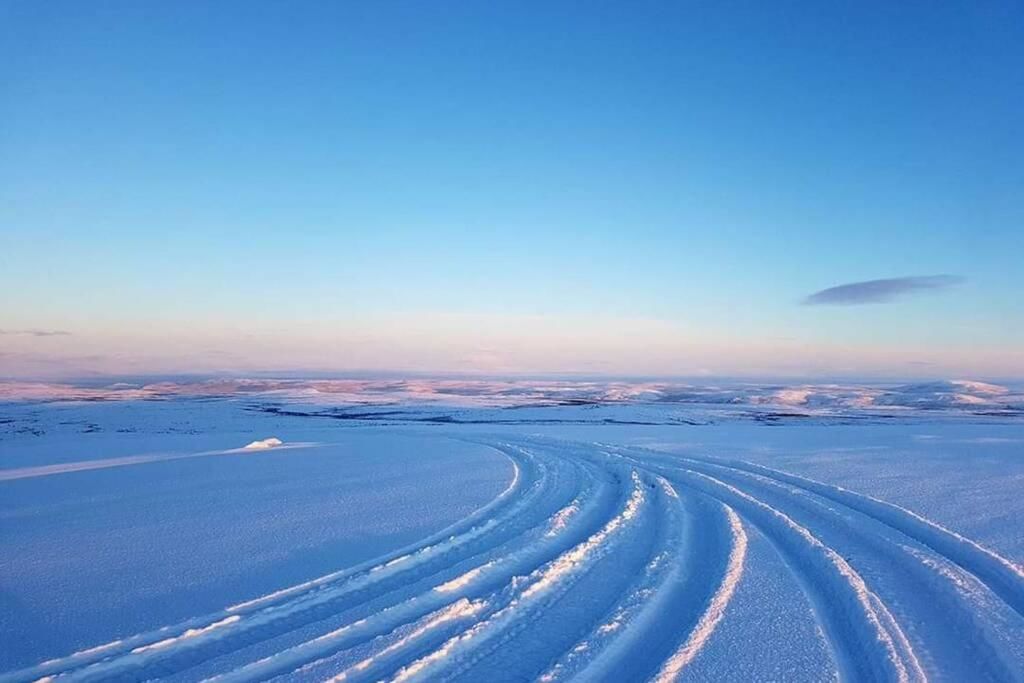 Шале Aurora mökki porealtaalla Lapissa Tenojoen rannassa Нуоргам